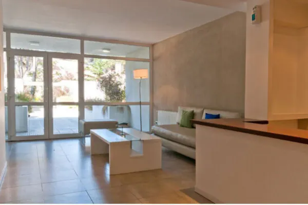 Recepción con sillones y mesa de centro en Cilene del Centro, espacio luminoso y moderno.